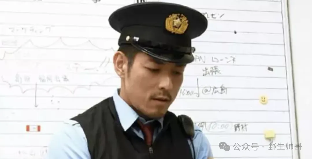日本这枚正装男酒店见网友涉嫌偷窃他人财物，你看过他的吗