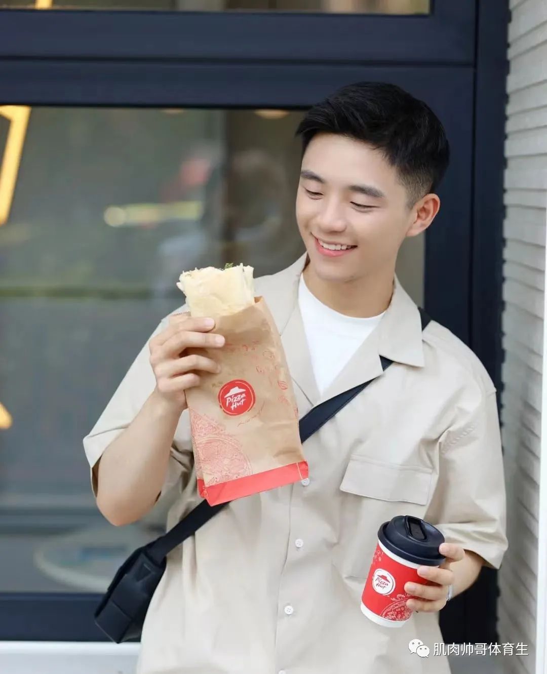 精致男孩又来啦，治愈系笑容太迷人
