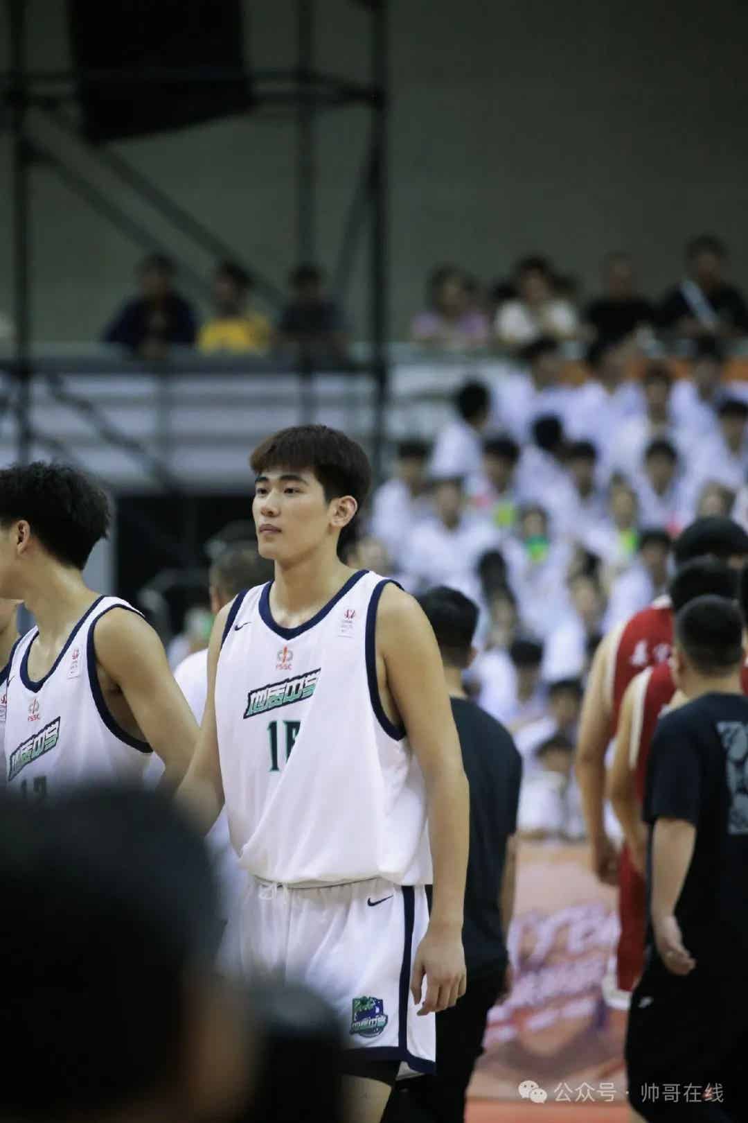 05 年 199CM 男大篮球体育生，运动员的颜值真不是吹的！