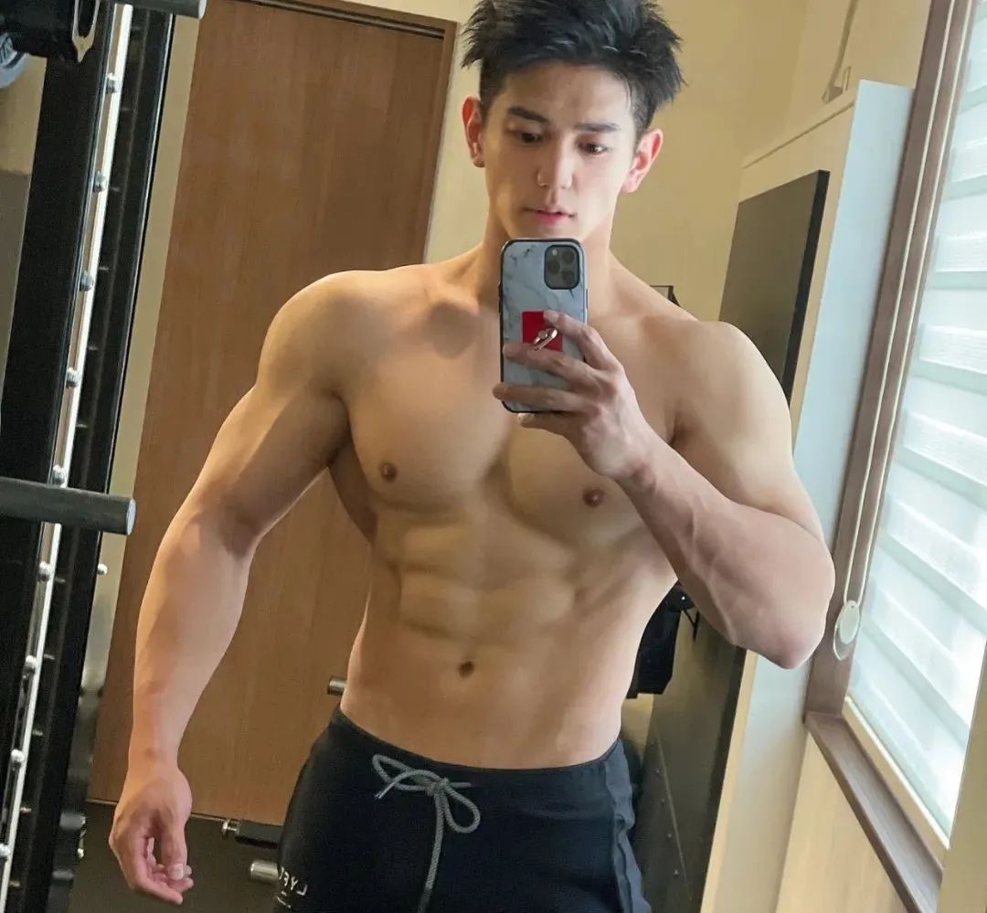 推特网红肌肉爸爸私教课卖五百约的都是男顾客，值吗？