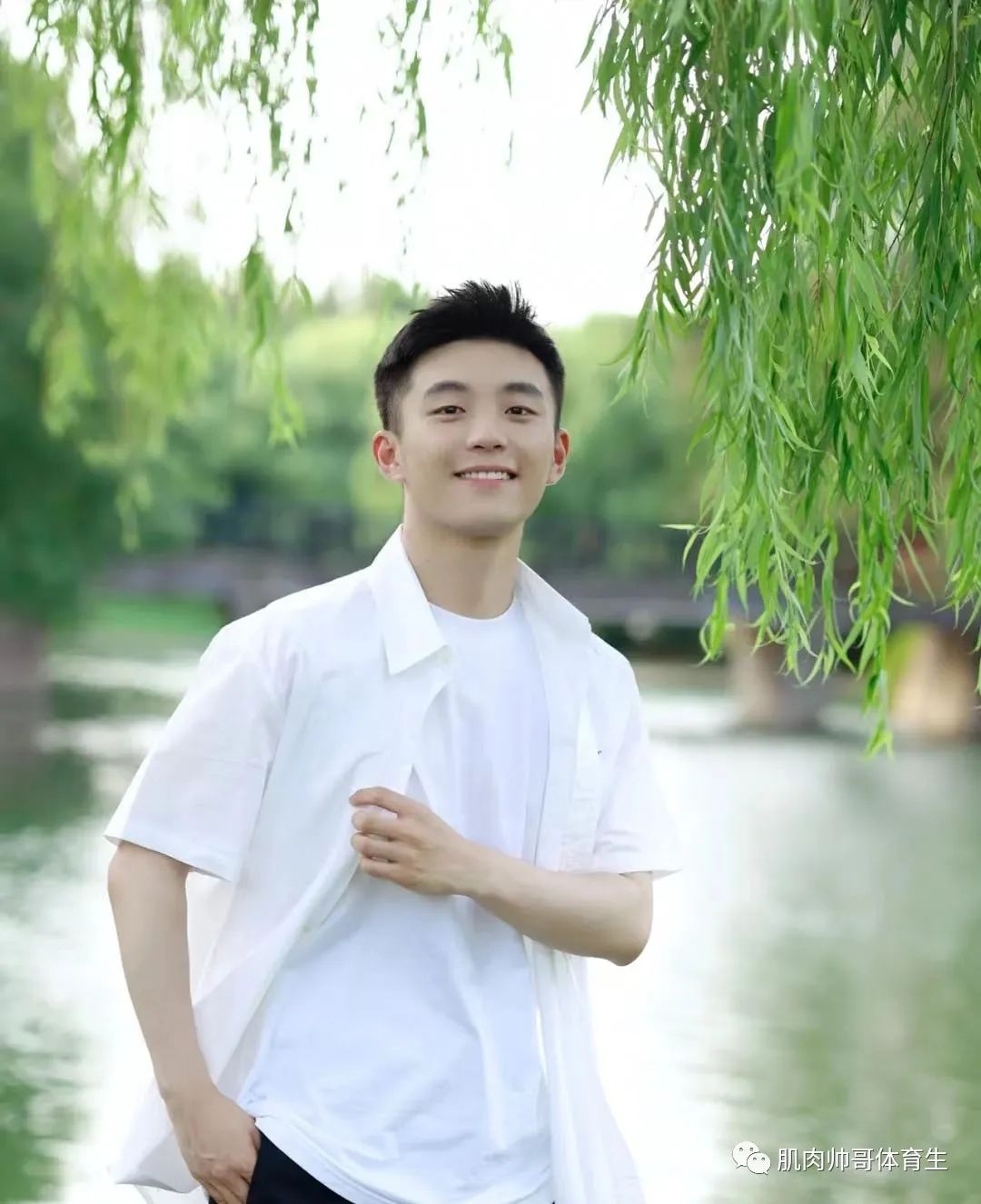 精致男孩又来啦，治愈系笑容太迷人