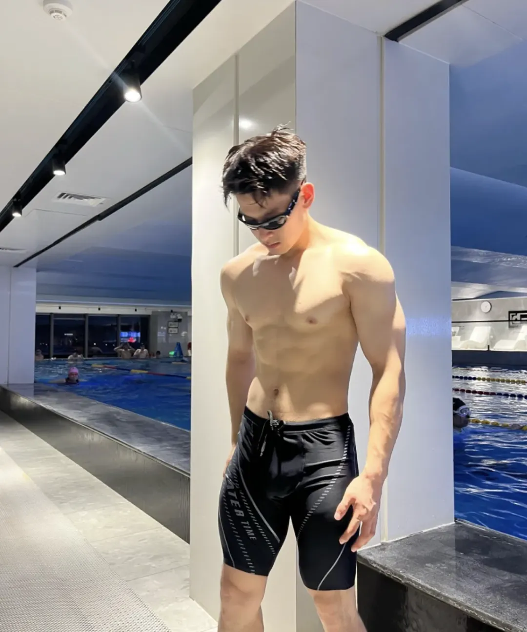 泳池湿透的长腿运动男，东北男人就是强大呀！！