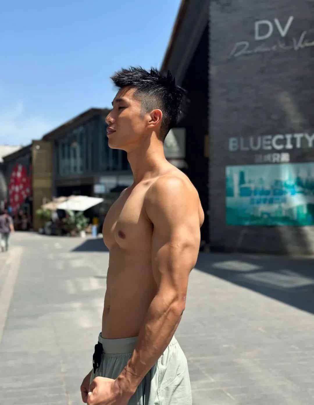 勇敢的女记者！总能最先吃到健身教练……