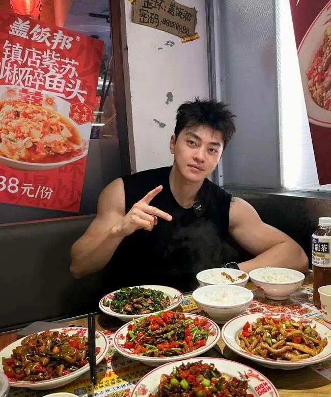 威武雄壮肌肉男，腹肌刚毅完美男人！