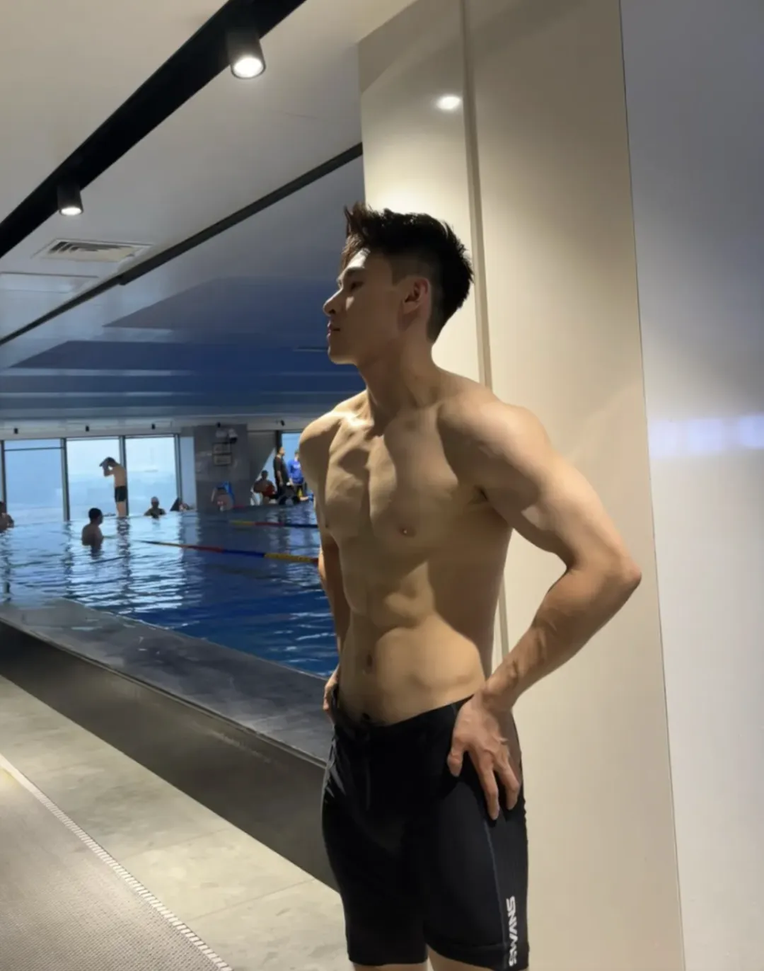 泳池湿透的长腿运动男，东北男人就是强大呀！！