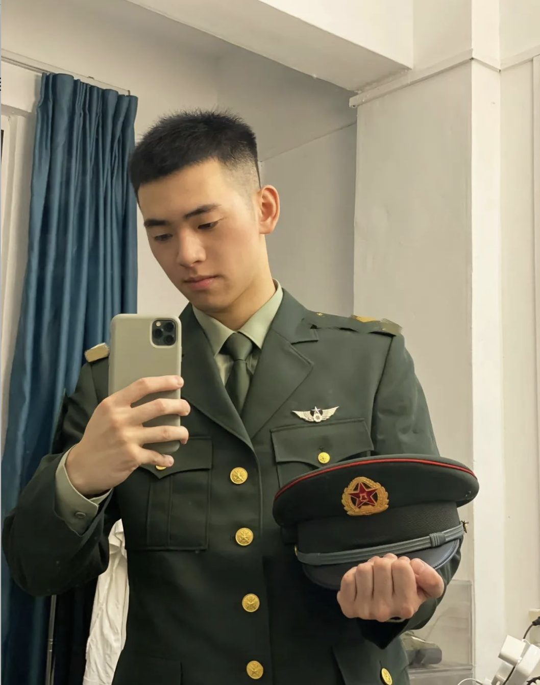 退役的寸头小哥脱啦，长腿粗壮腿毛长的太旺盛了！