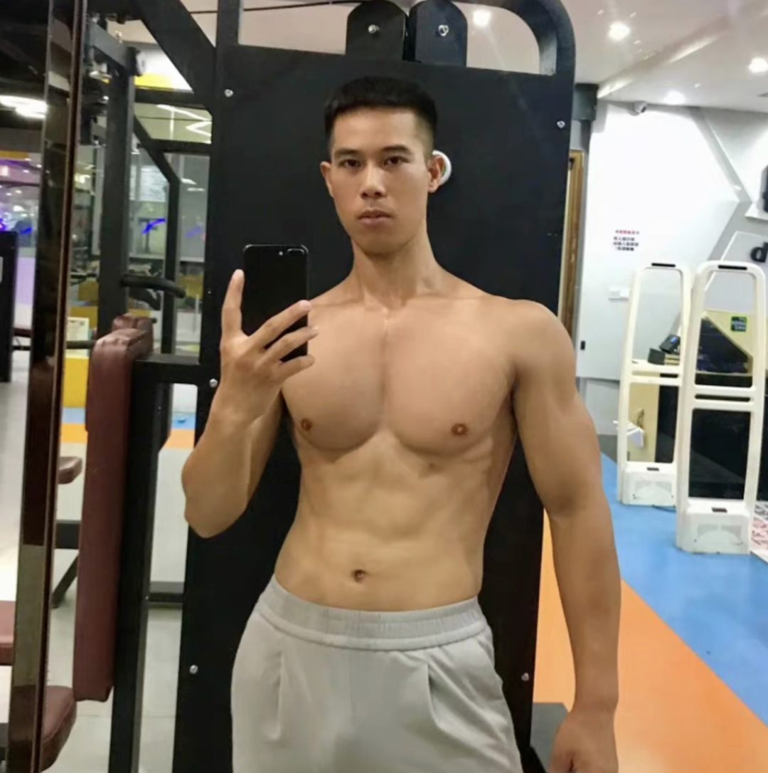 会所男技师身材太棒了，男人味十足！