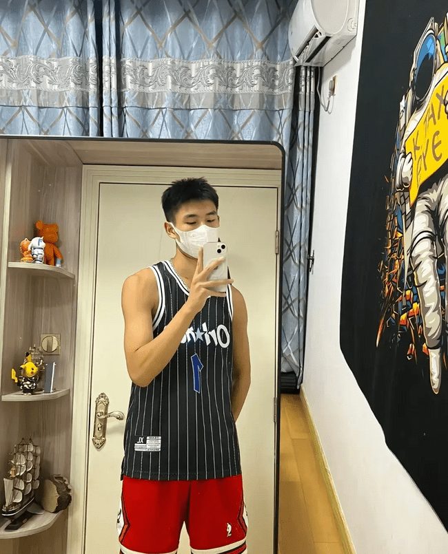 男大体育生黑皮肌肉帅哥独自在酒店！
