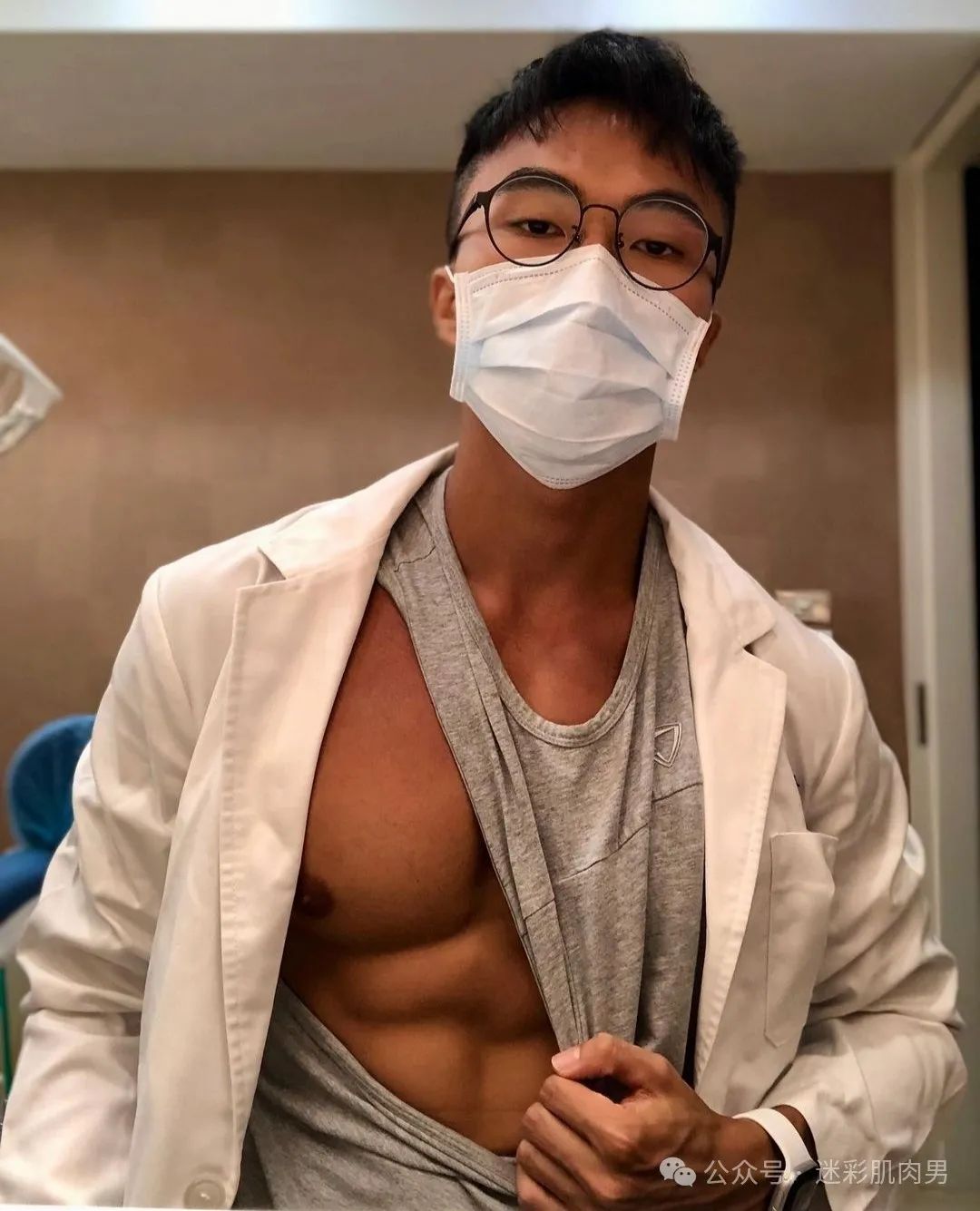 操场打球撩衣擦汗的腹肌男真帅！穿正装太有型啦