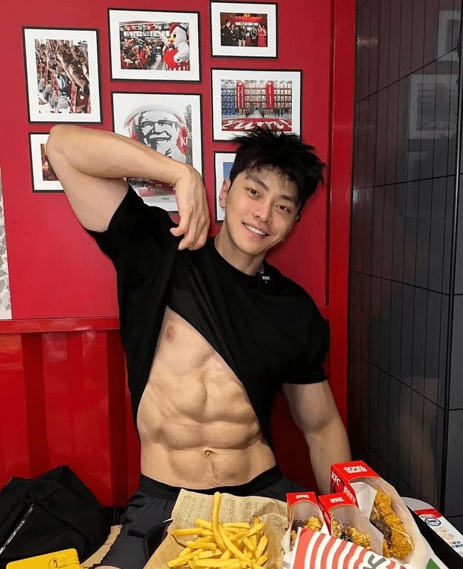 威武雄壮肌肉男，腹肌刚毅完美男人！