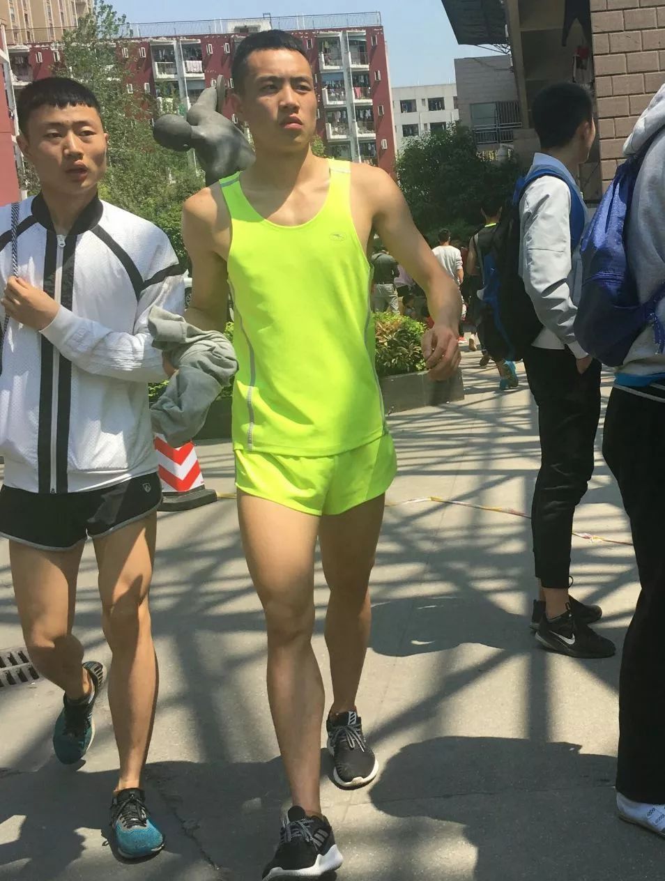成都体院遇见的野生体育生，操场一个穿得比一个紧！