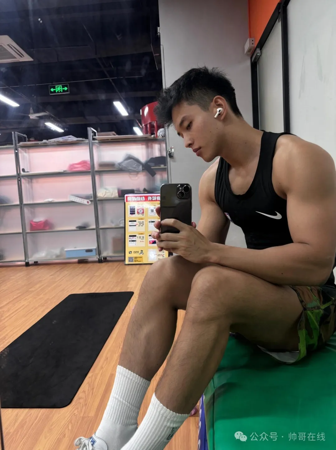 黑皮肌肉健身男大，全身汗湿太让人上头了!