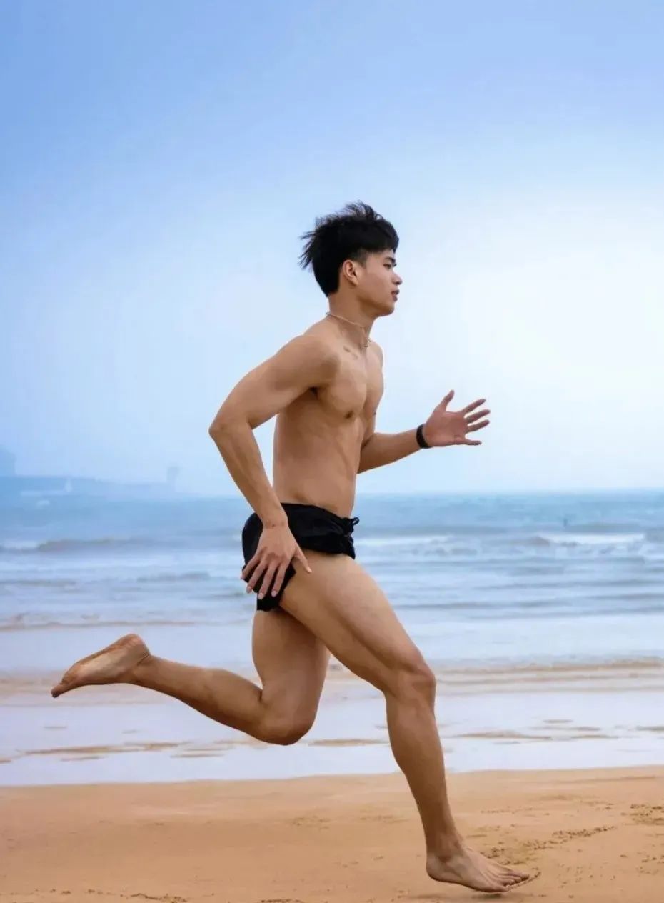 193CM 黑皮田径体育生，19 岁山东男大的迷人魅力！