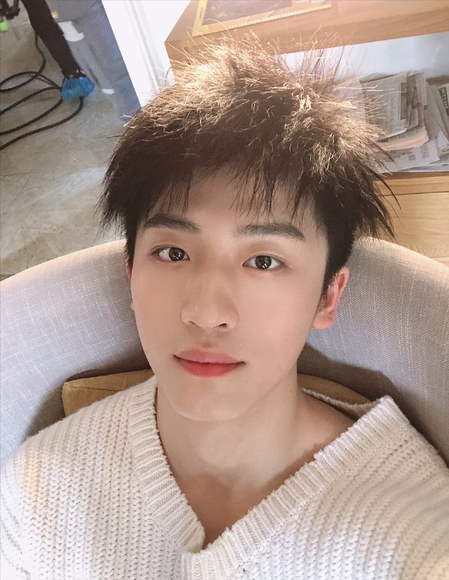 与肖战颇有渊源的他，身材比人还“火”？