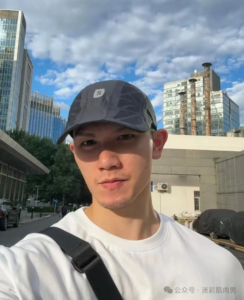 马老师硬控翘臀长腿穿白内裤太凸显了，挡不住啦！！