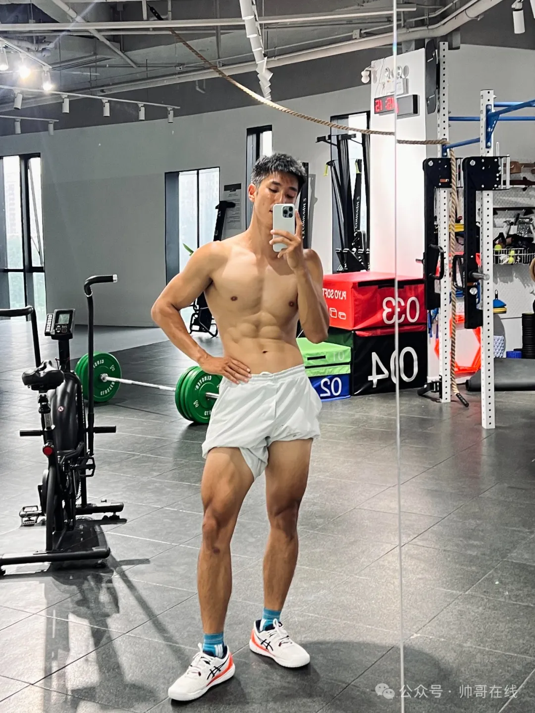 八块腹肌黑皮体育私教，这身肌肉馋哭了好多人!