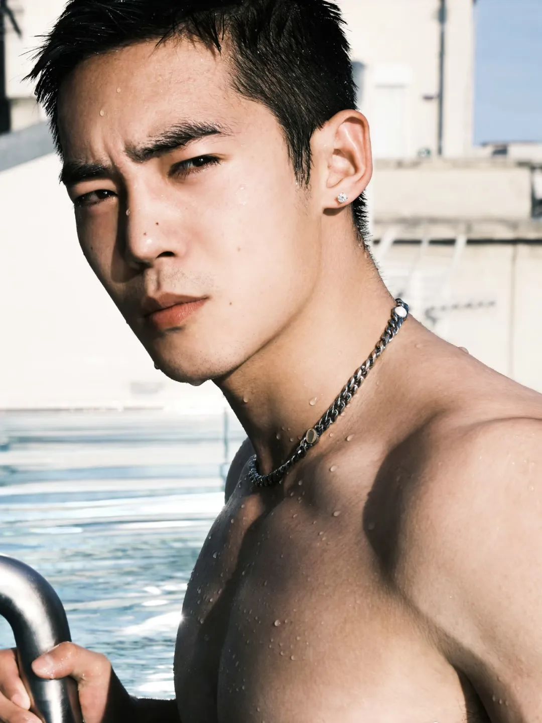 于是，塌房了！舔脚婆、男女通吃、双插头 Buff 叠满…