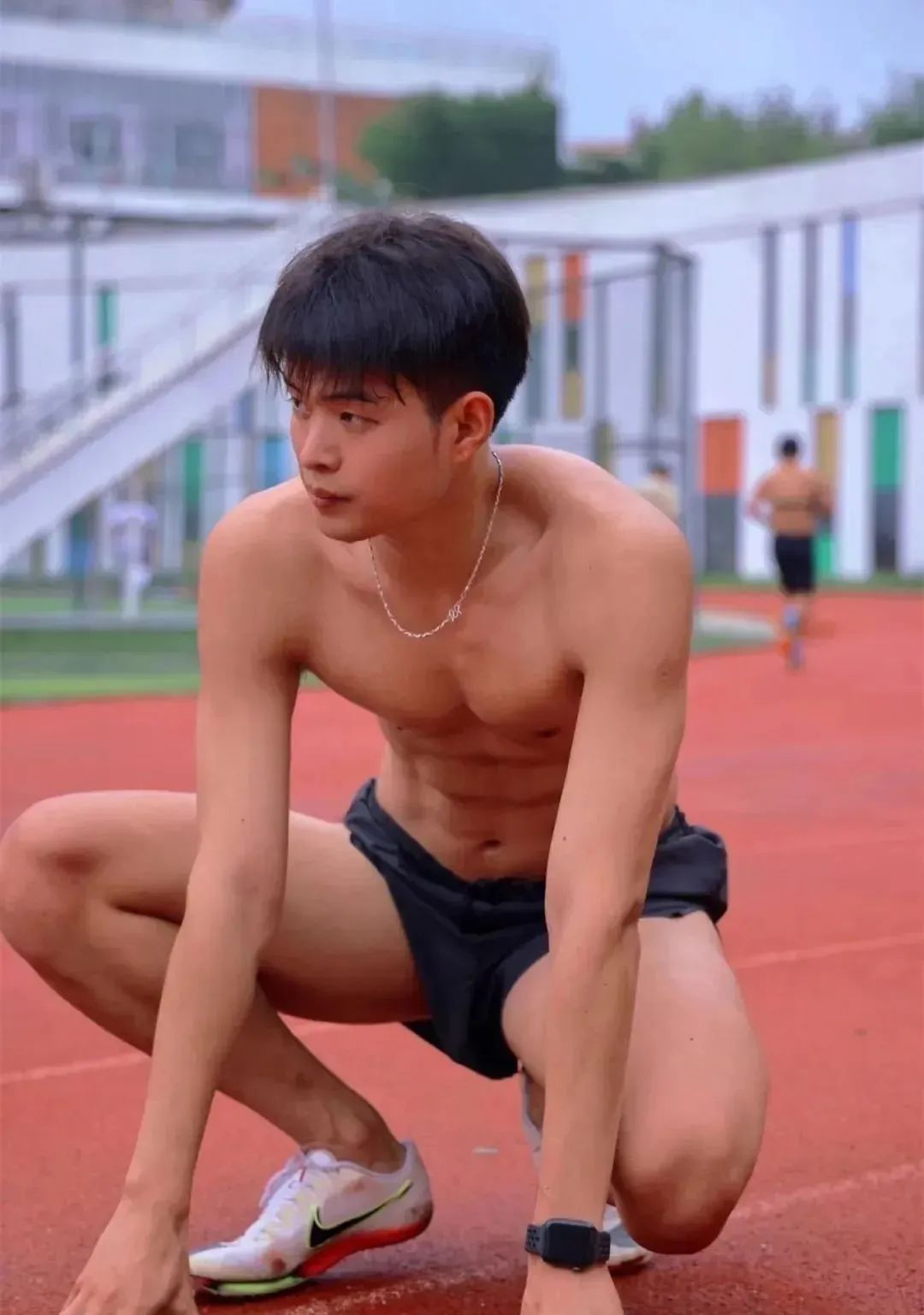 193CM 黑皮田径体育生，19 岁山东男大的迷人魅力！