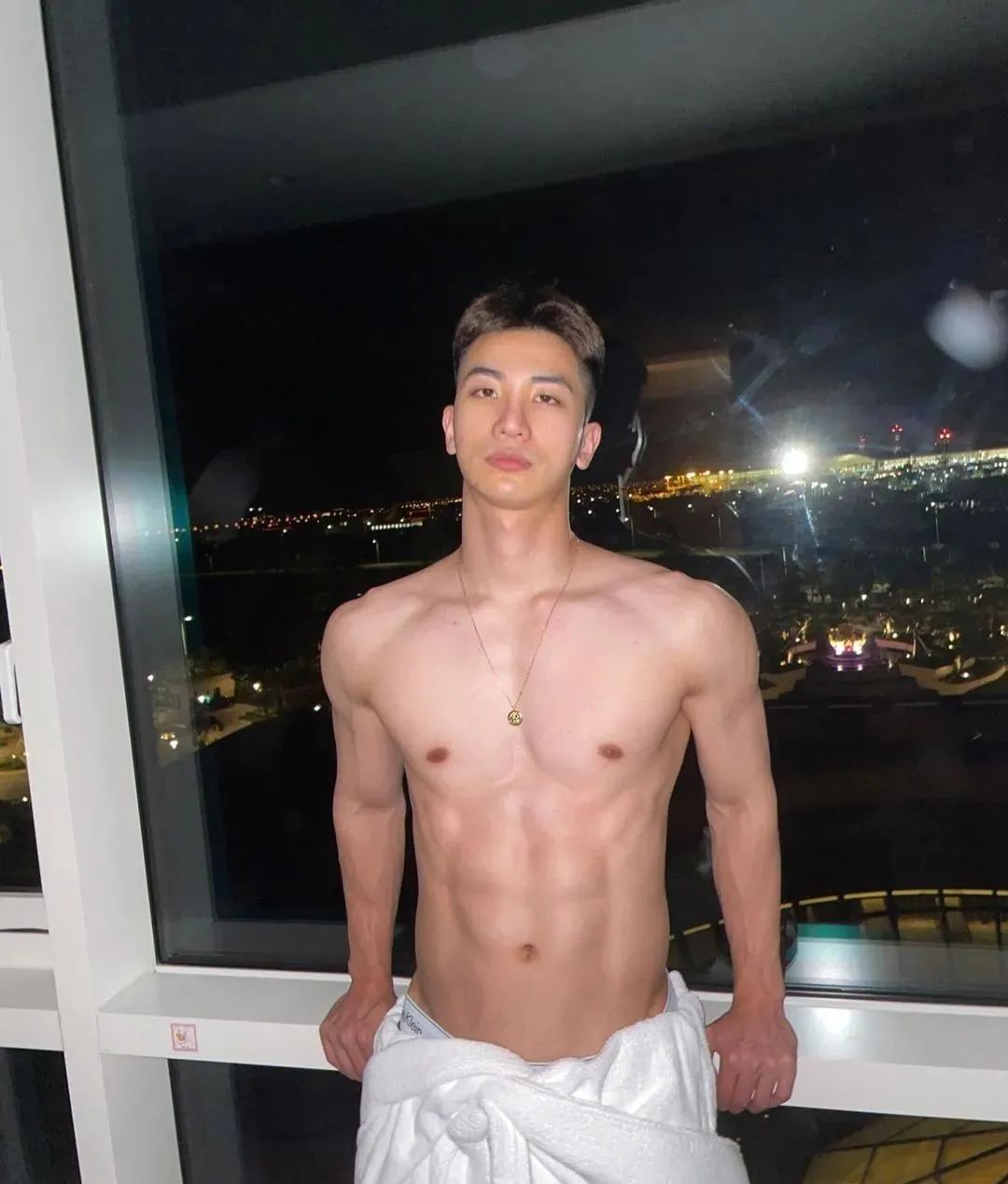 运动裤湿透的长腿小哥，匀称有型长得太可拉