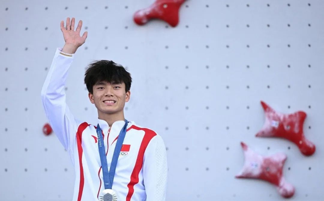 只看一眼就会爱上！00 后运动小将伍鹏首封来啦~