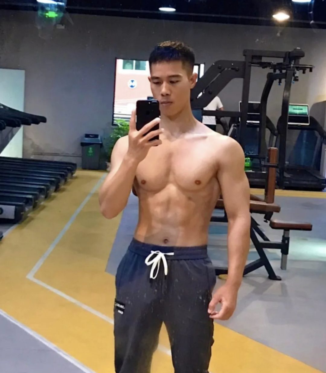 会所男技师身材太棒了，男人味十足！