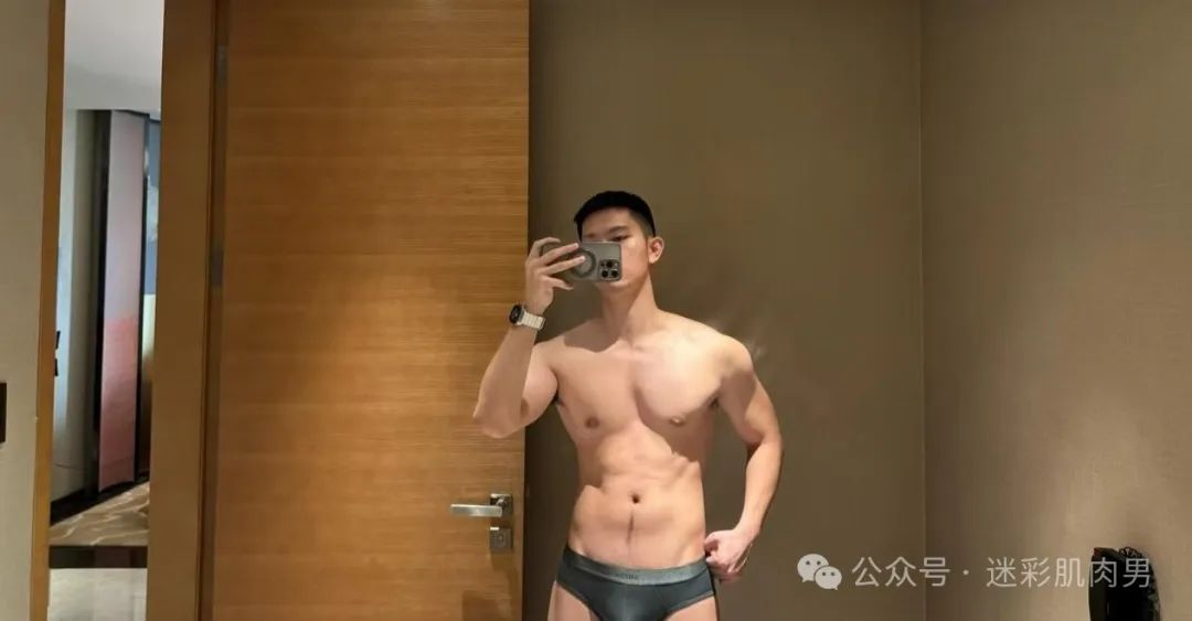 马老师硬控翘臀长腿穿白内裤太凸显了，挡不住啦！！