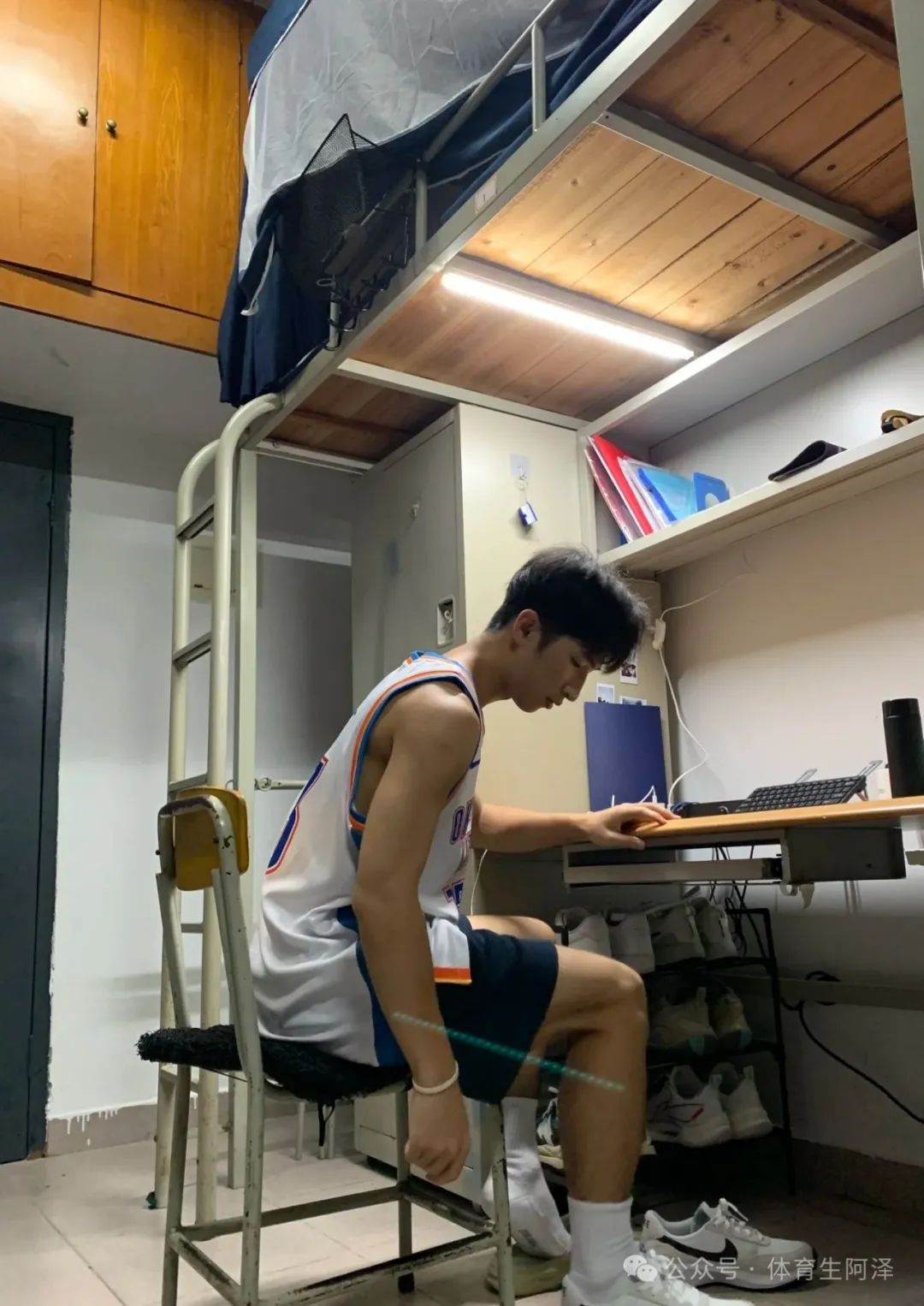 185 大一体育生，宿舍白袜自拍好诱惑......