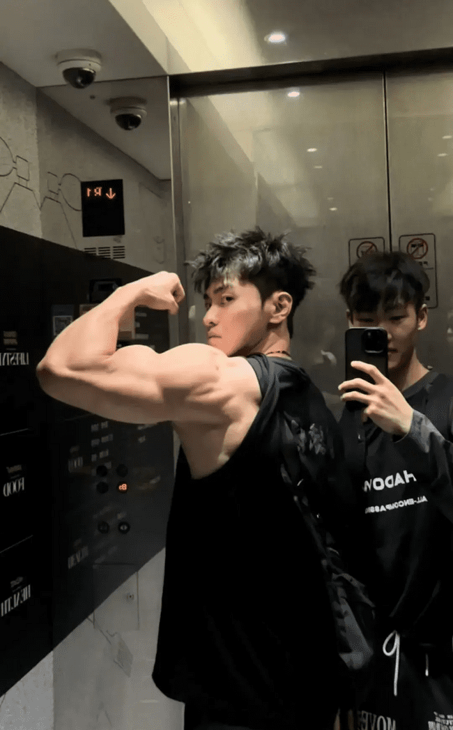 威武雄壮肌肉男，腹肌刚毅完美男人！