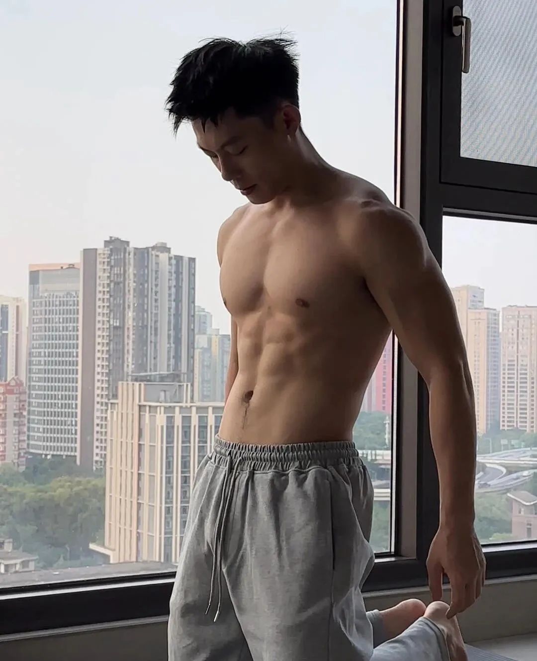 成都街头性感腹毛体育生，大肌男悬念拉满了！