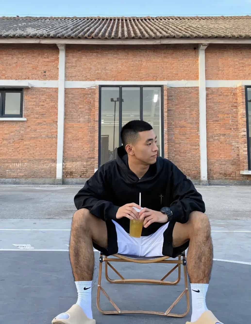 退役的寸头小哥脱啦，长腿粗壮腿毛长的太旺盛了！