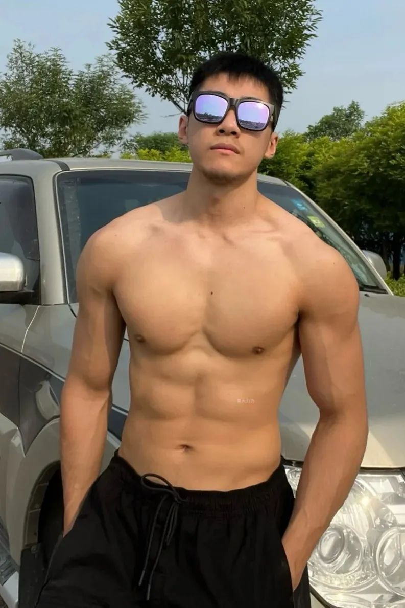 【直男日记】185CM 的足球湿身照，是你新老公吗？