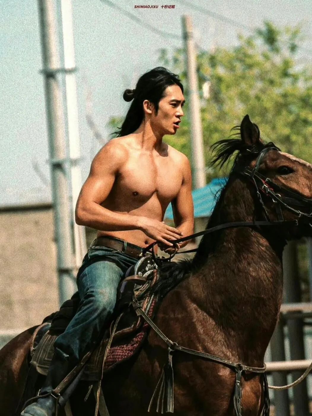 于是，塌房了！舔脚婆、男女通吃、双插头 Buff 叠满…