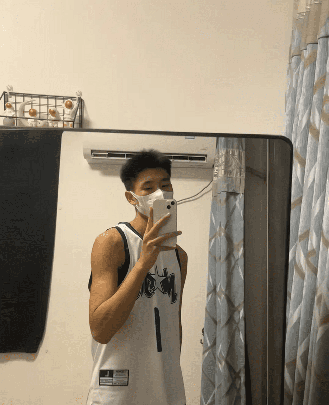 男大体育生黑皮肌肉帅哥独自在酒店！