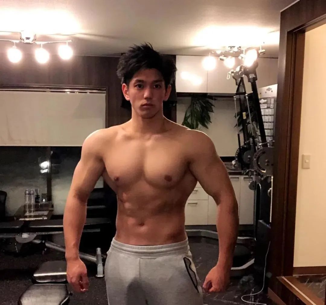 推特网红肌肉爸爸私教课卖五百约的都是男顾客，值吗？