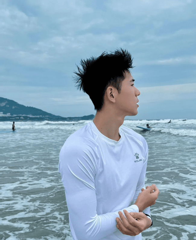 体育老师穿泳裤冲浪，少年感又欲又帅！
