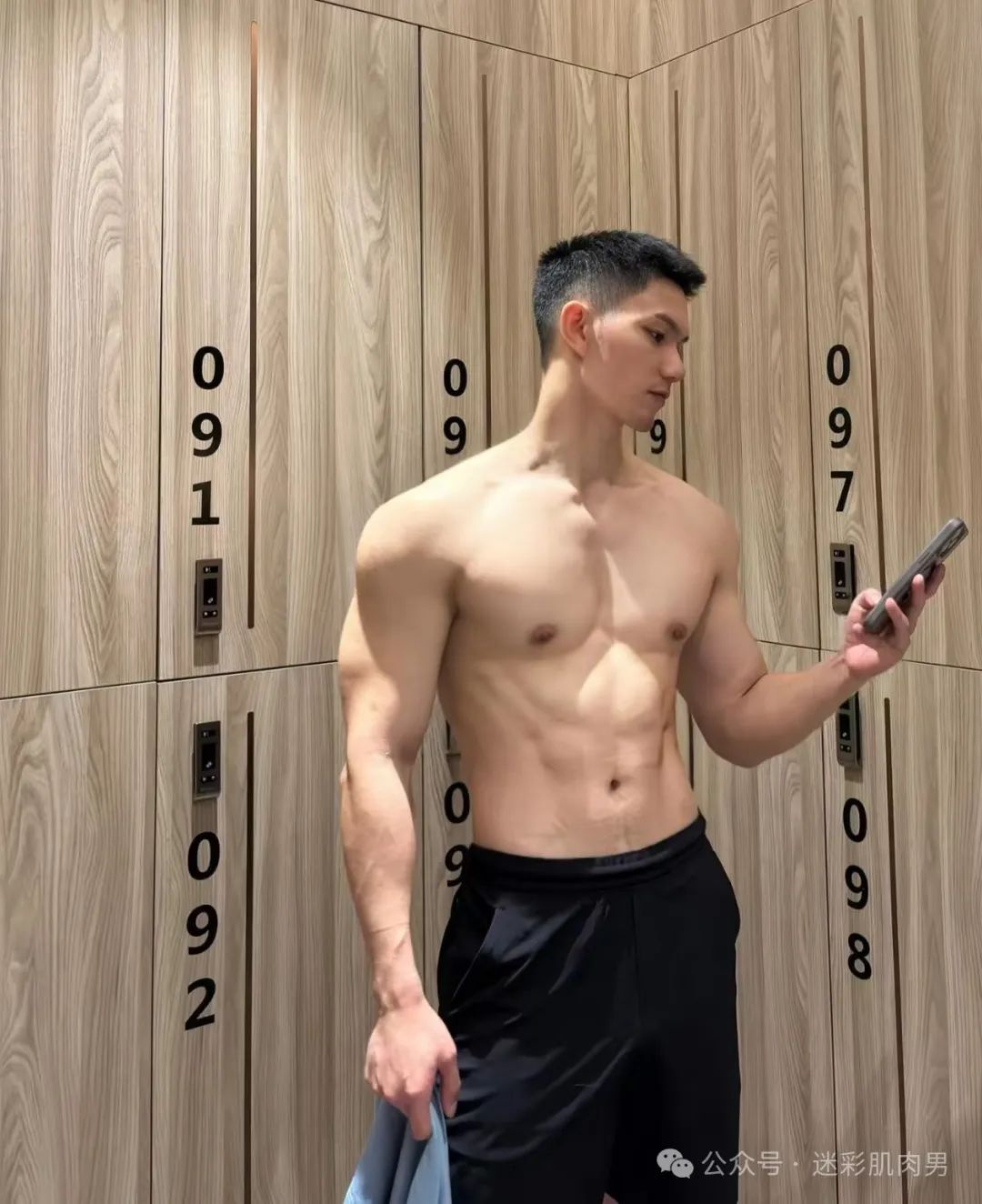 马老师硬控翘臀长腿穿白内裤太凸显了，挡不住啦！！