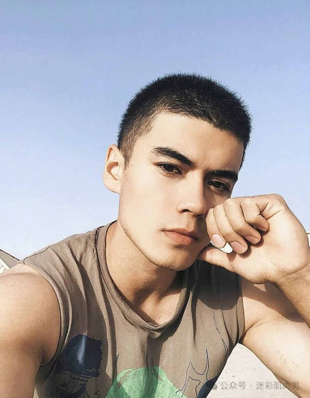 八块腹肌高壮​新疆大小伙！不得了！