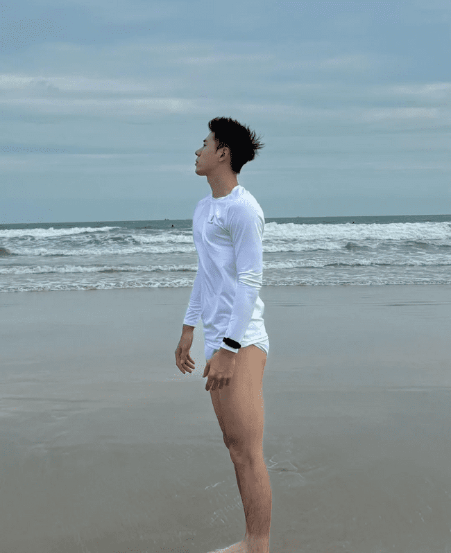 体育老师穿泳裤冲浪，少年感又欲又帅！
