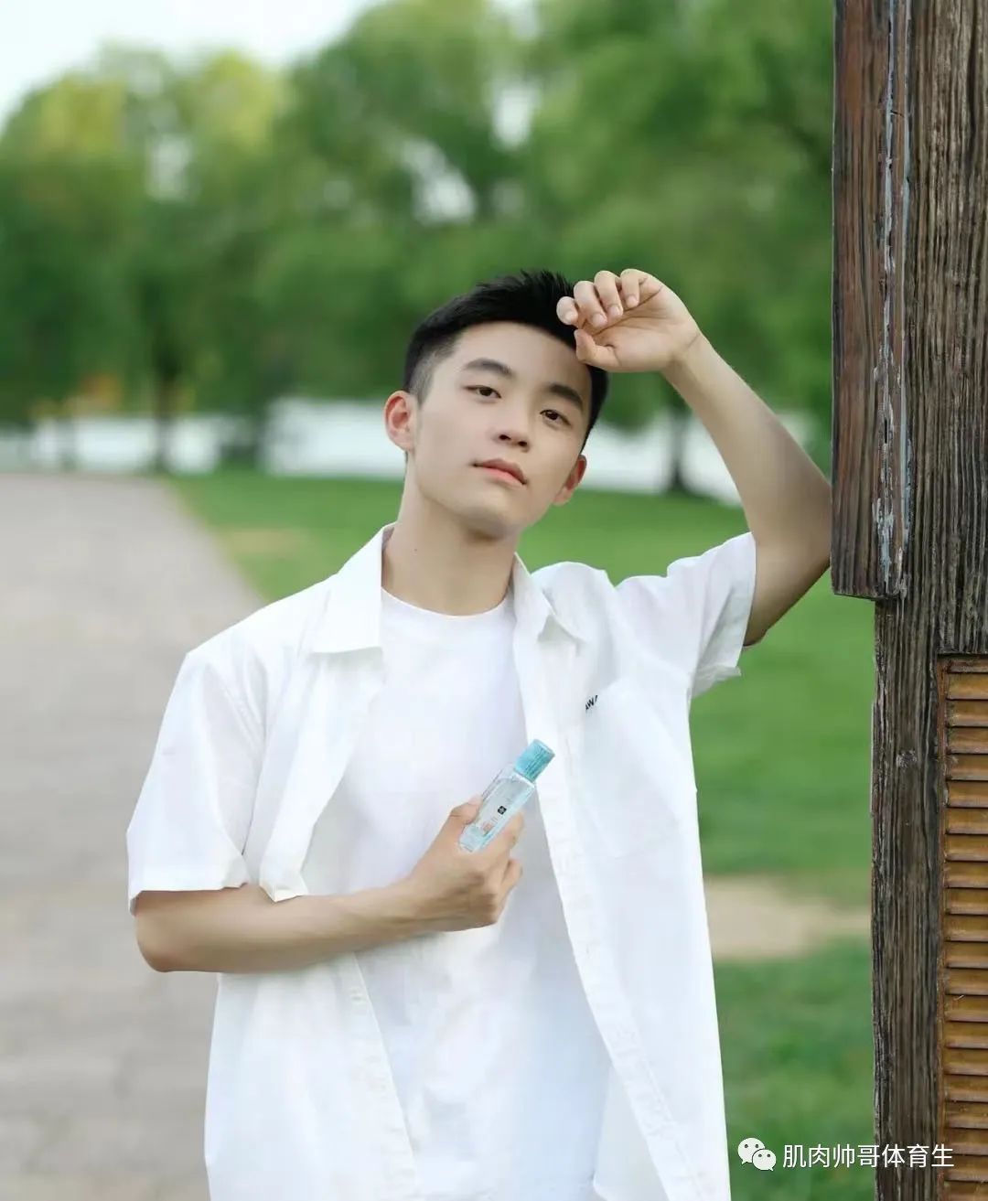精致男孩又来啦，治愈系笑容太迷人