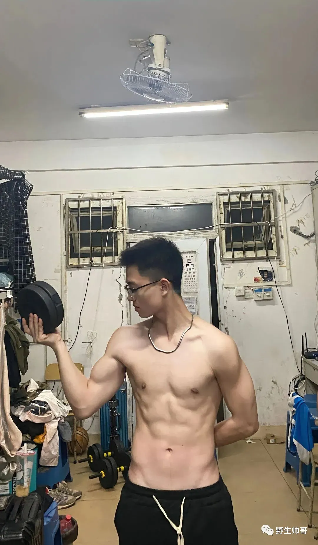 南宁覃森平替 20 体育生穿内裤自拍，拉低裤子秀腹肌大实力！