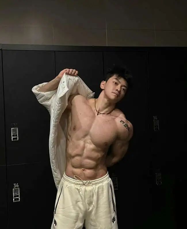 威武雄壮肌肉男，腹肌刚毅完美男人！