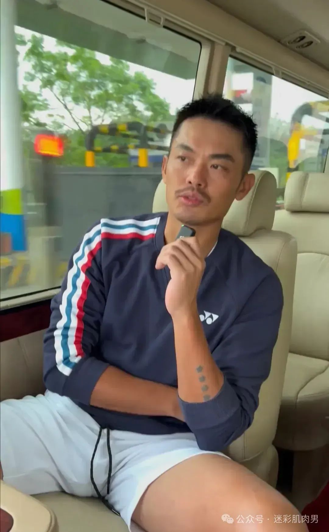 41 岁林丹穿超短裤叉太开满屏了，视频全是大长腿！！