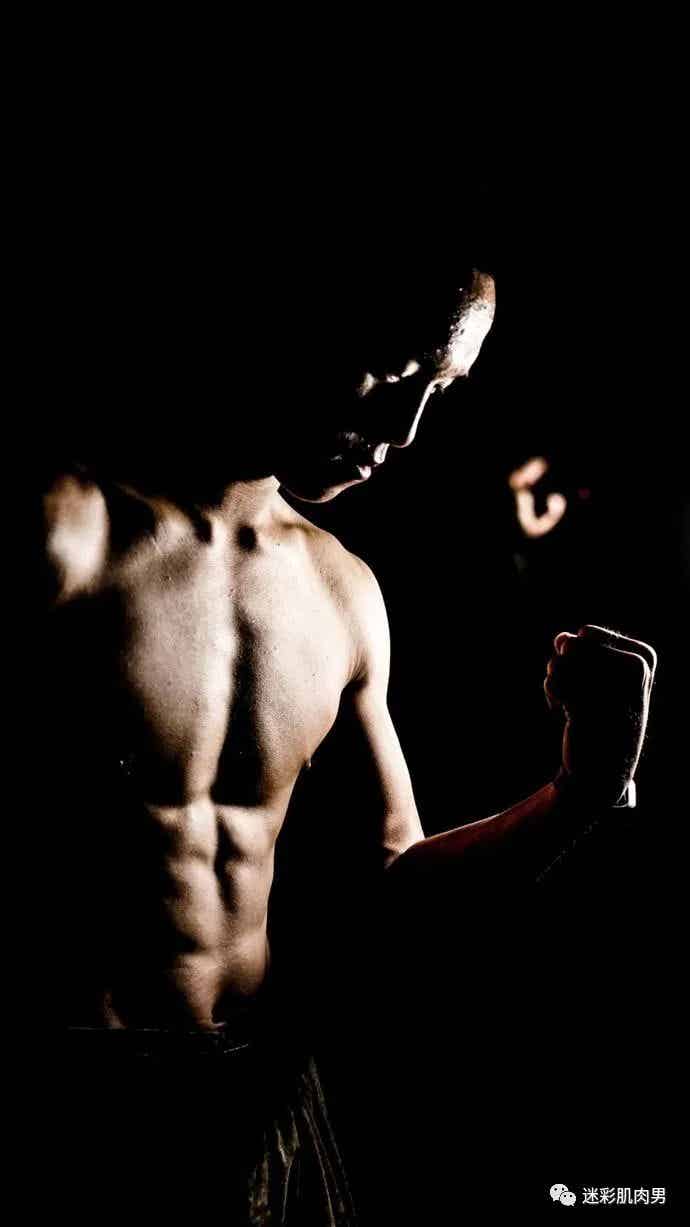 满屏的迷彩兵哥腹肌太棒啦！流口水了