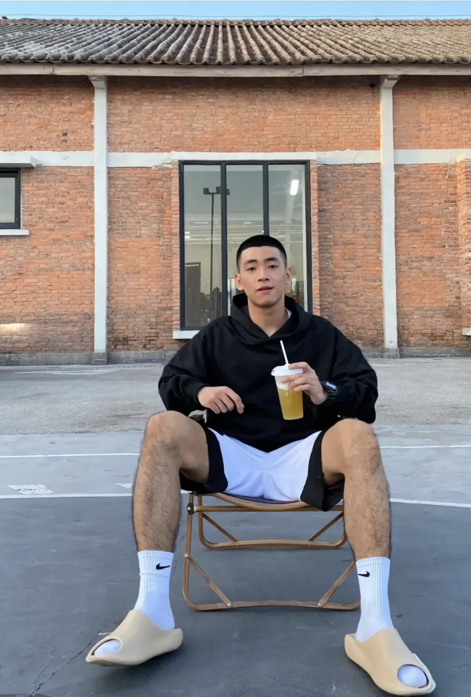 退役的寸头小哥脱啦，长腿粗壮腿毛长的太旺盛了！