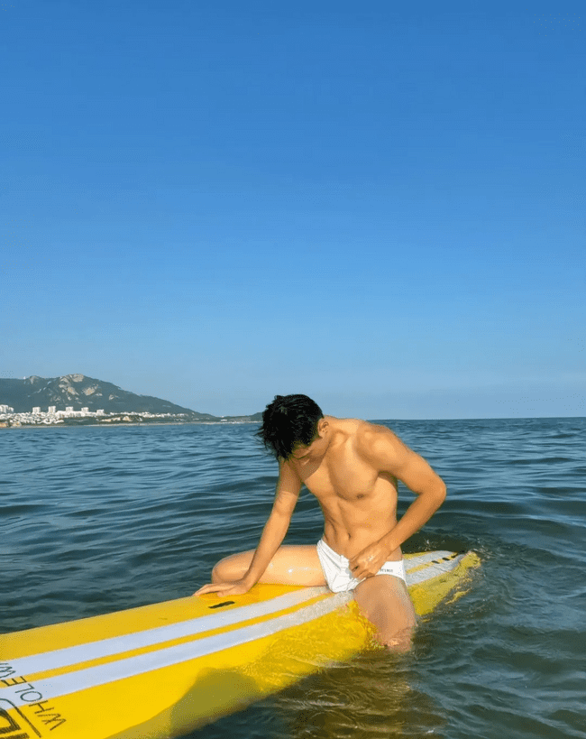 体育老师穿泳裤冲浪，少年感又欲又帅！