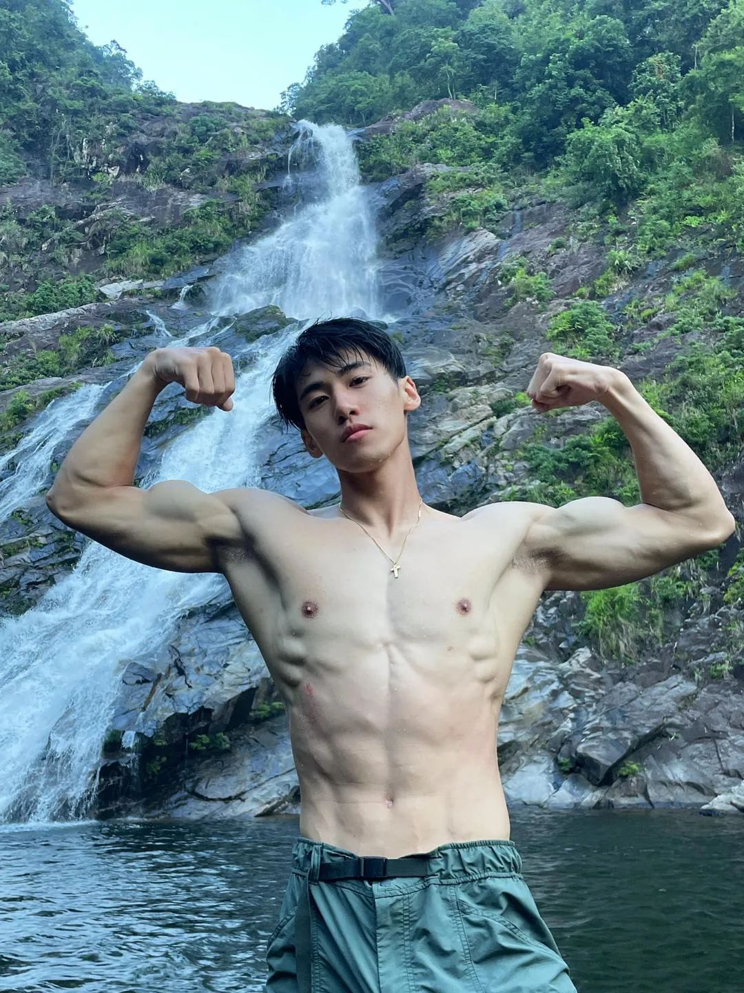 百万粉丝男网红！深夜和 TS 小男娘约会被抓拍…