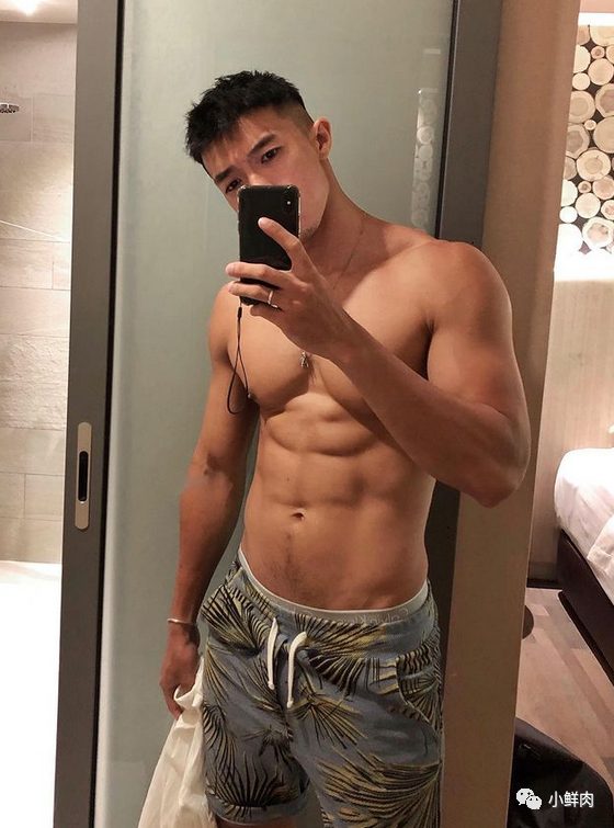 广东偶遇 ins 帅哥网红！还记得他照片被粉丝纹在身上的瓜吗？