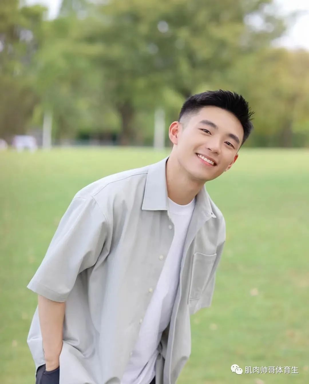 精致男孩又来啦，治愈系笑容太迷人