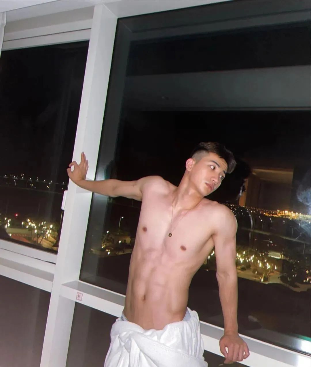 运动裤湿透的长腿小哥，匀称有型长得太可拉