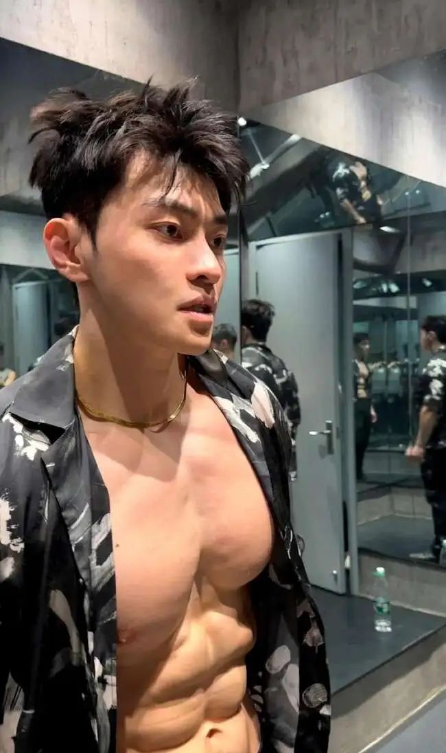 威武雄壮肌肉男，腹肌刚毅完美男人！
